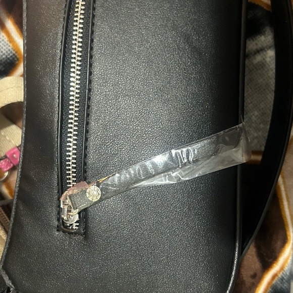 Ed Hardy NWT Black Shoulder Bag with Red and Green Heart Design - Picture 7 of 7